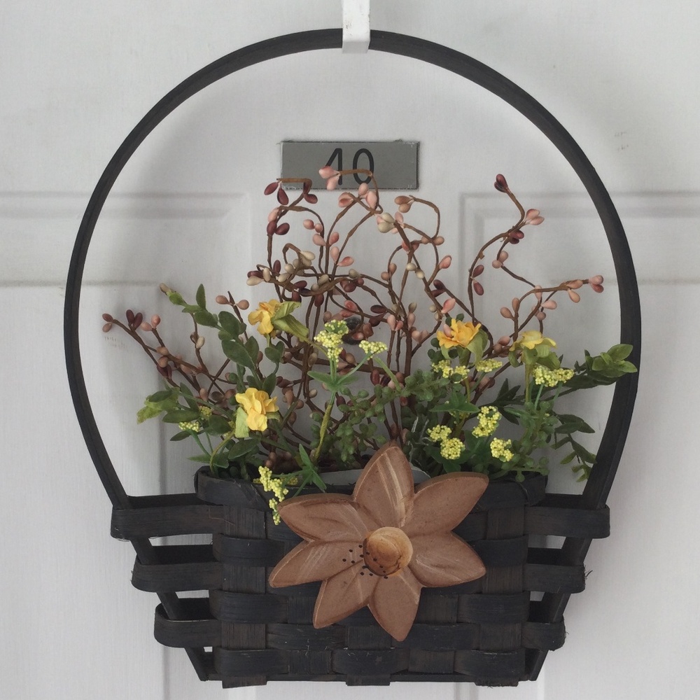 Kristof Mini-Flat Door Basket Wreath Made in Maine & Bonus Flowers and Ornament